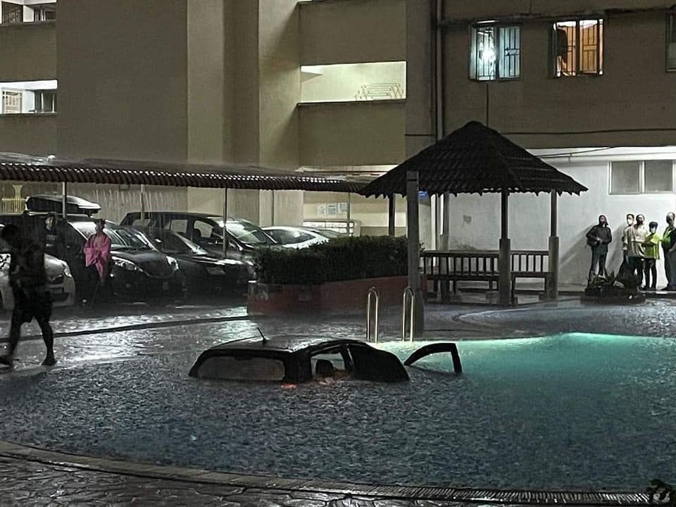 Man drives his car into kl condo swimming pool due to poor visibility 1