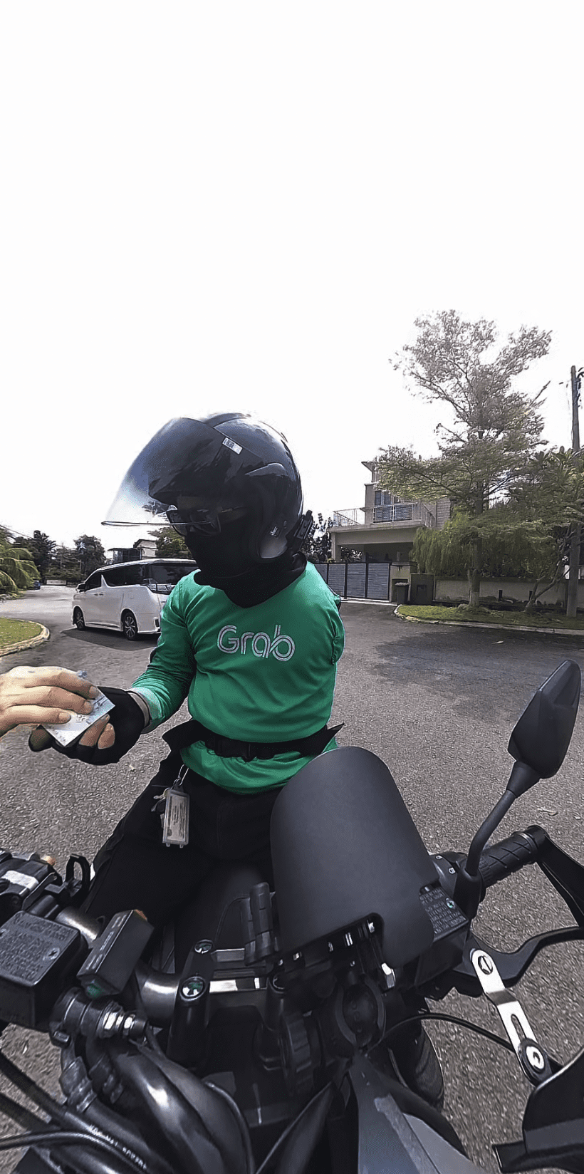 Man gives RM50 to rider with one hand
