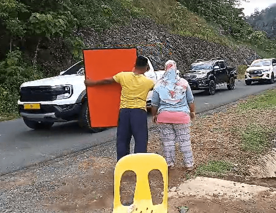 Man stops ex-Agong's motorcade (3)