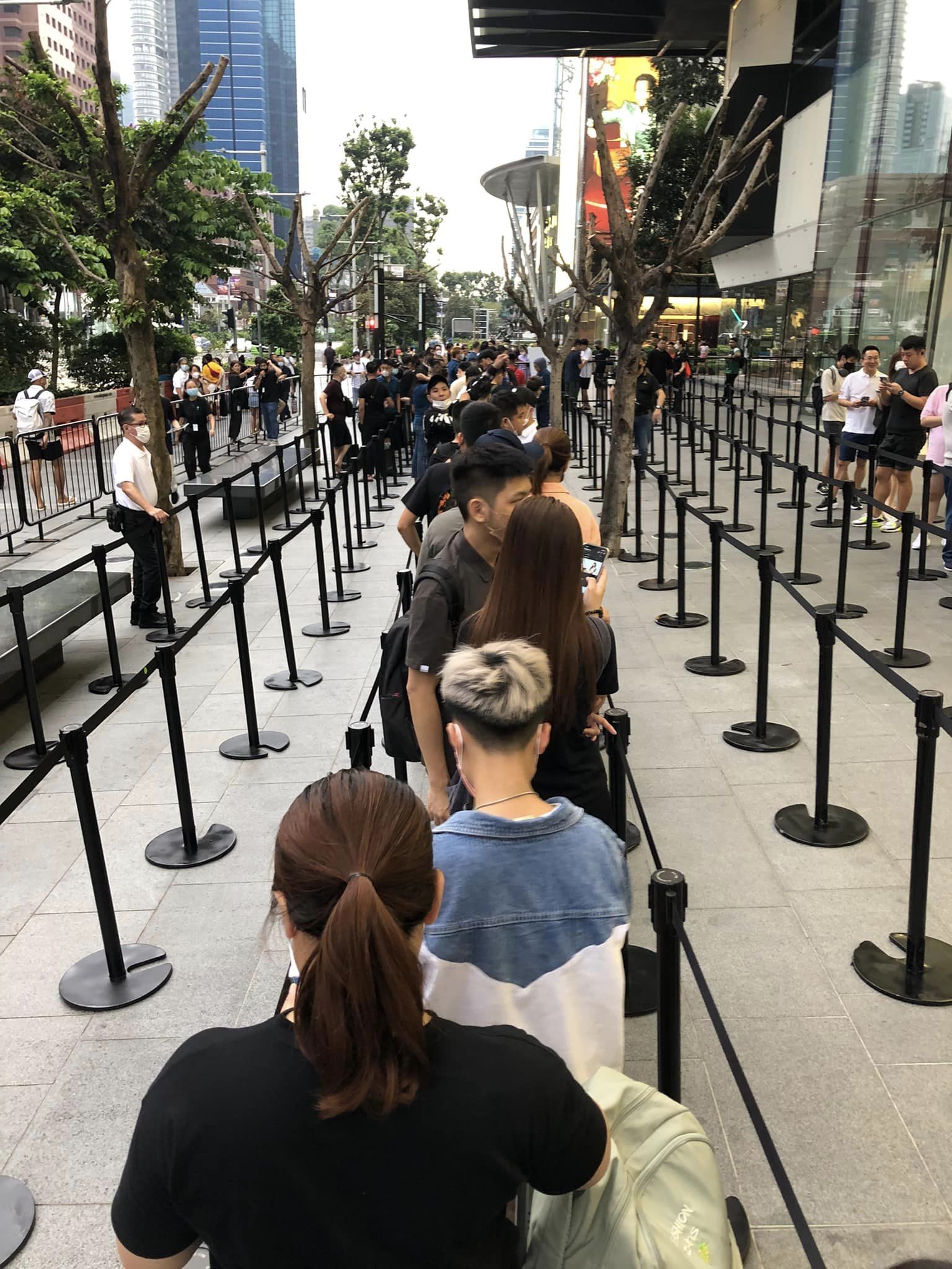 M'sian man from kl is the first to queue for iphone 14 at apple store singapore | weirdkaya