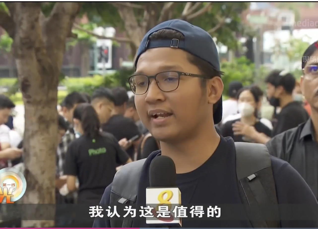 M'sian man from kl is the first to queue for iphone 14 at apple store singapore