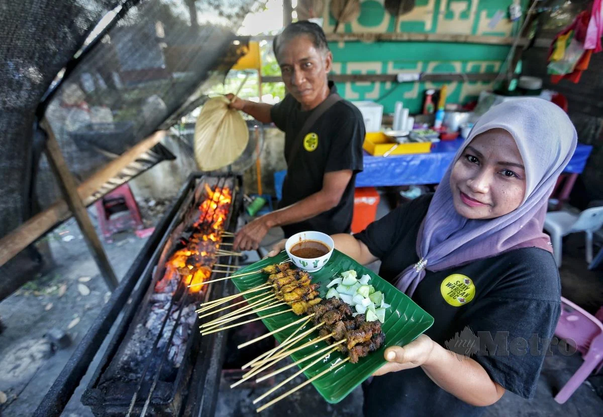 Msian couple showing their RM0.70 satay at their stall