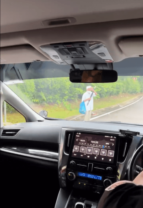 M'sian gives old man a ride (1)