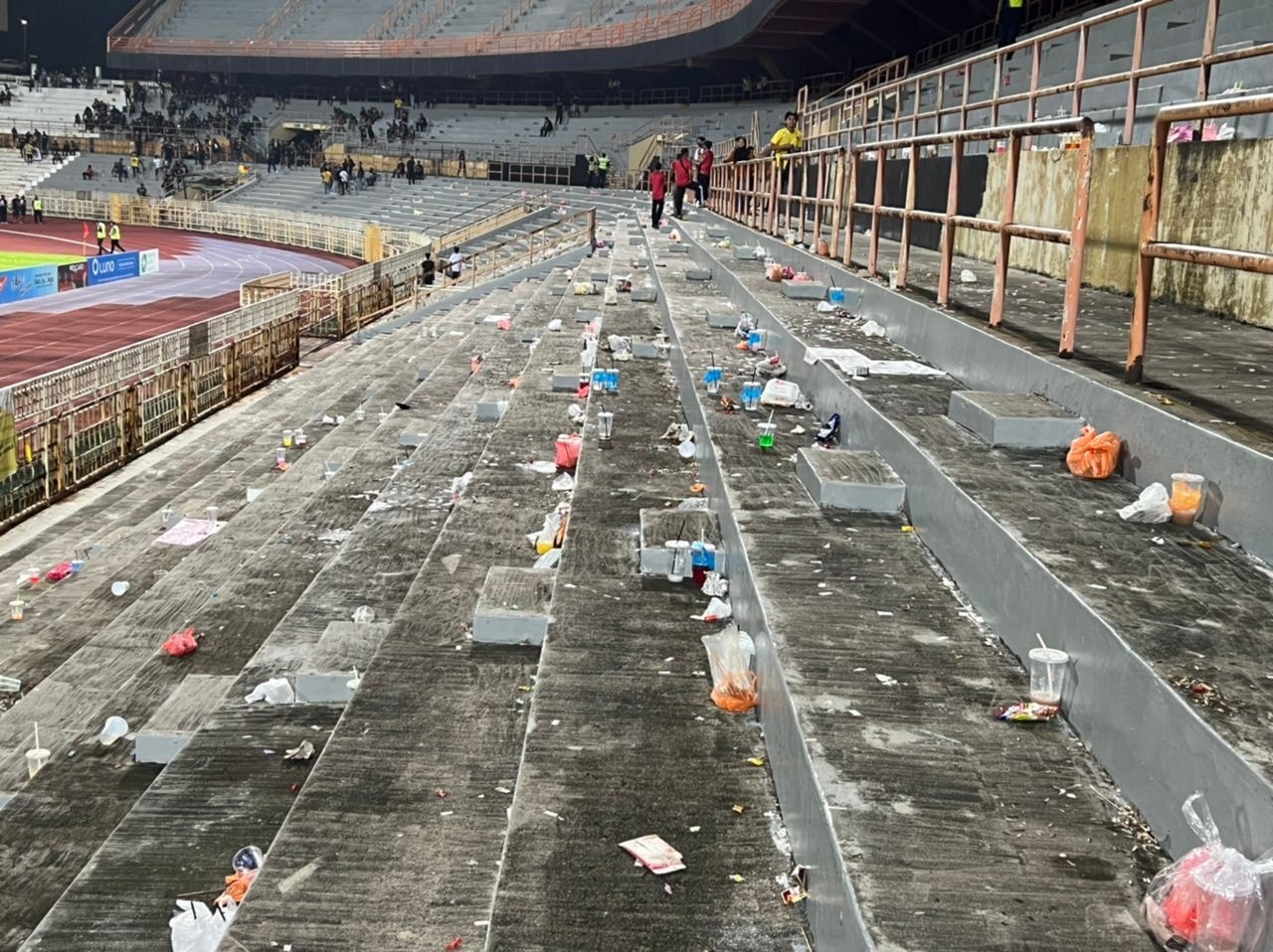 Netizens defend fans for littering after photos of stadium covered with trash surfaces online