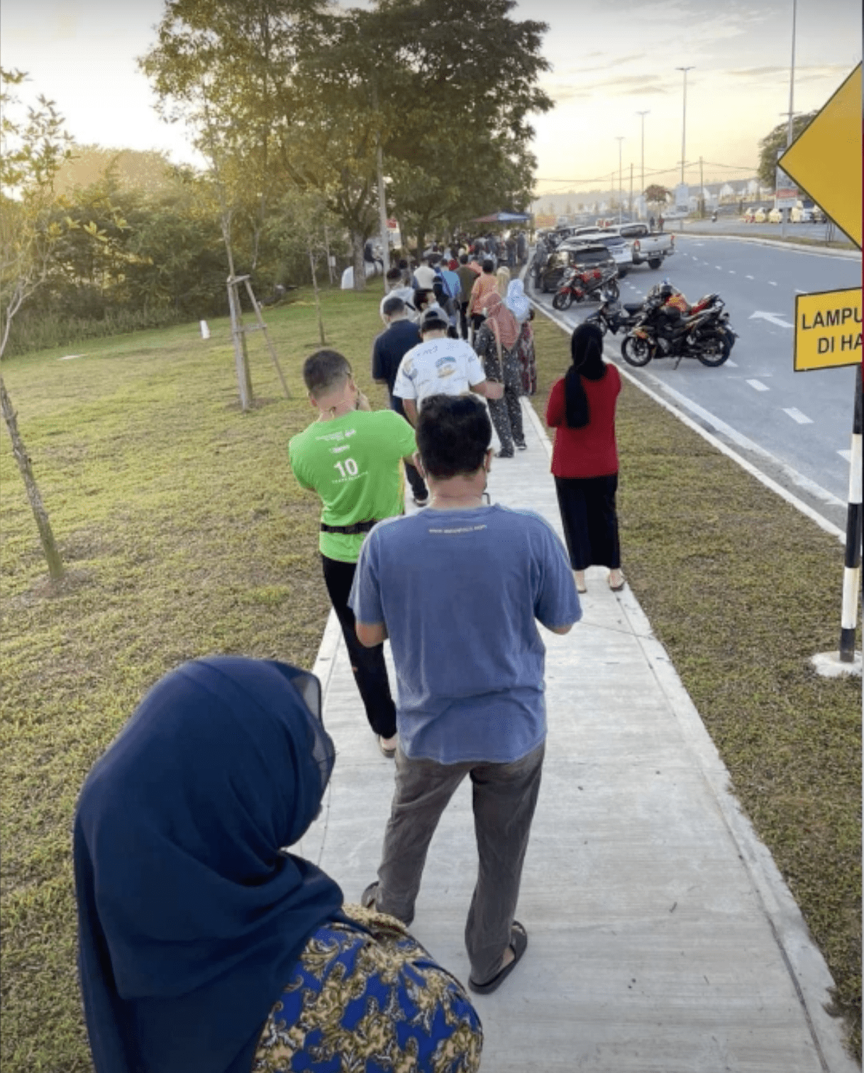Nasi Dagang Vendor Surprised By Hordes Of Customers Flocking In Following Viral Documentary Clip | Weirdkaya Nasi dagang vendor surprised by hordes of customers flocking in following viral documentary clip | weirdkaya