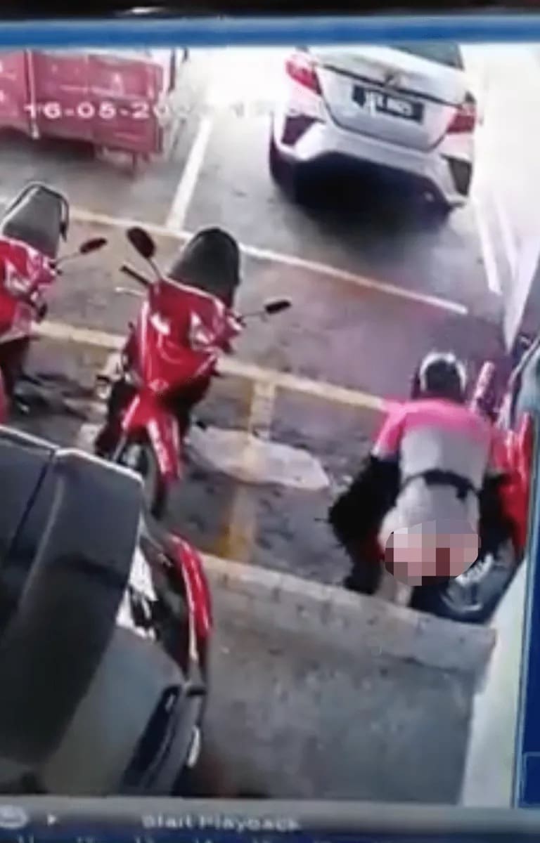 Delivery Rider Caught Taking A Sh*T At Parking Lot As He Was Unable To Find A Toilet | Weirdkaya Poop panda 1