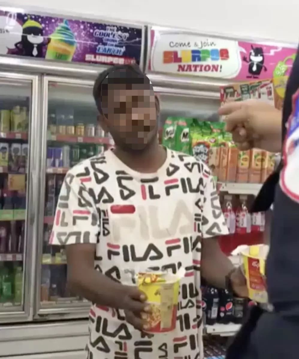 Prasarana Staff Filmed Assaulting Foreign Worker Who Allegedly Stole Instant Noodles | Weirdkaya Prasarana staff slaps foreigner for stealing instant noodle 01
