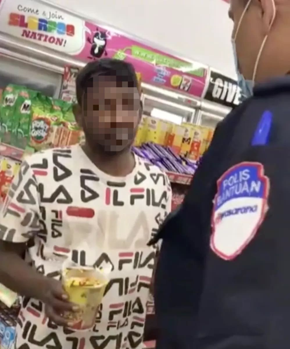 Prasarana Staff Filmed Assaulting Foreign Worker Who Allegedly Stole Instant Noodles | Weirdkaya Prasarana staff slaps foreigner for stealing instant noodle 02
