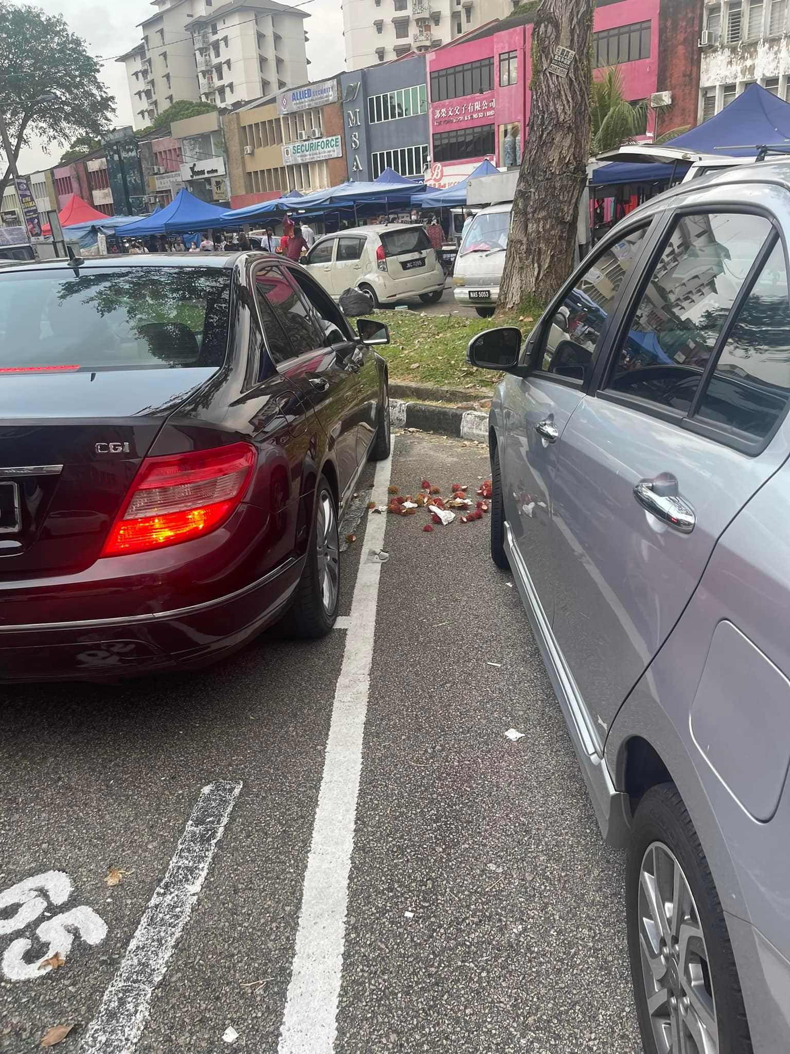 Sg-registered car spotted throwing rambutan husks by the roadside in jb 01