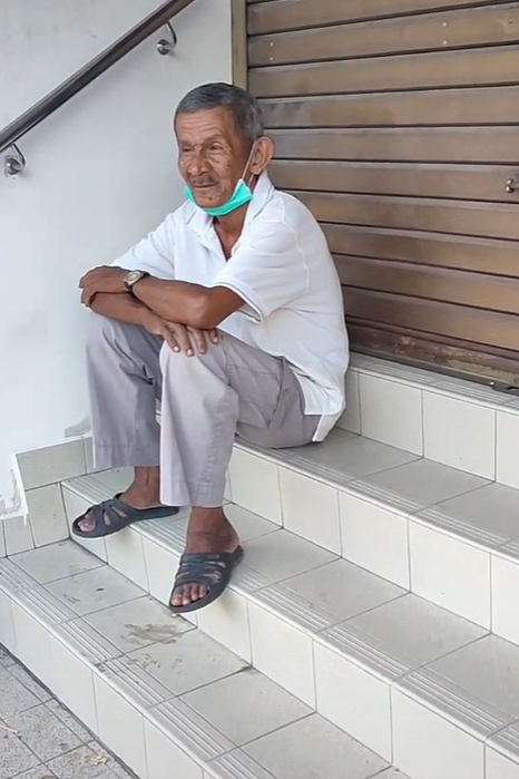 Devoted dad who waited for his daughter at the stairs for lunch everyday moves netizens to tears