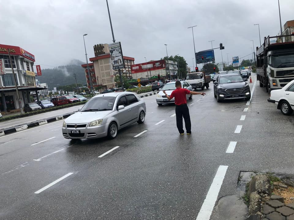 Sim choon siang state assemblyman fix potholes by himself 3