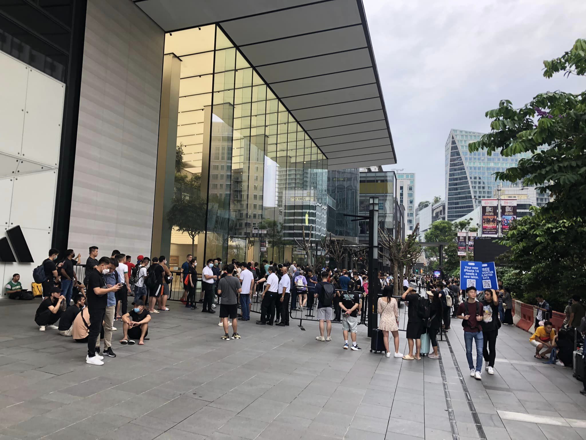 Singaporean queuing up for iphone 14