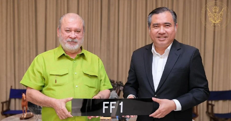 Sultan Ibrahim holding his 'FF1' vehicle number plate that he own through a bid of RM1.2 million.