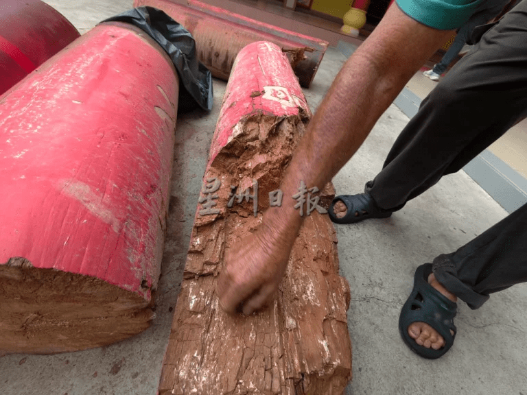 Temple beam that fell on 17yo (2)