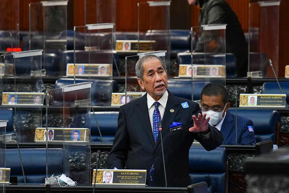 Wan Junaidi presenting SPR's voters plan

