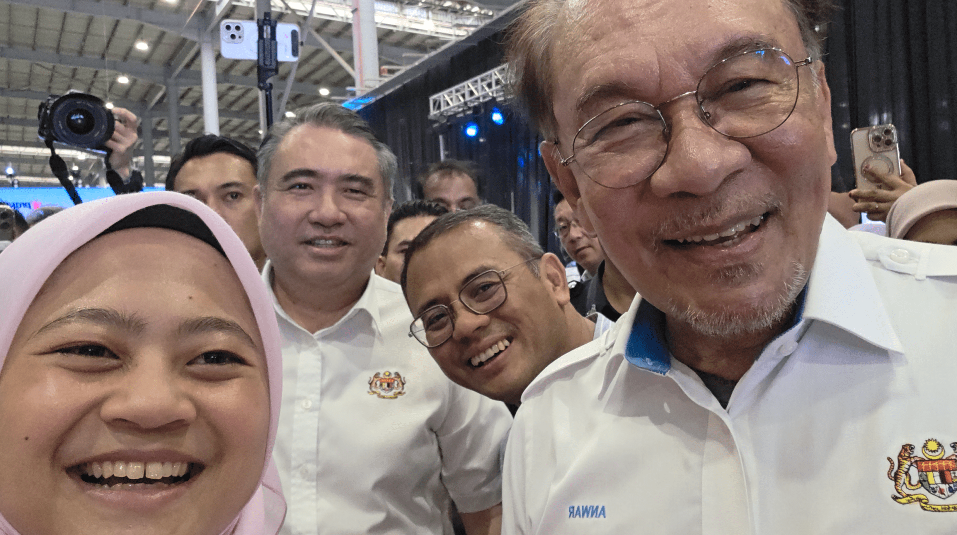 Wefie of Anwar and media practitioners and VIPs