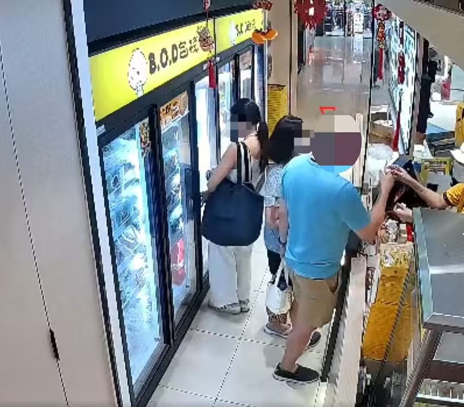 Woman stealing pau (1)
