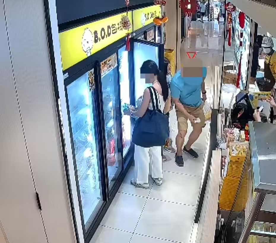 Woman stealing pau (2)