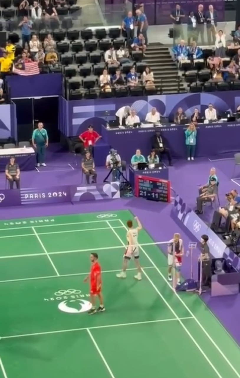 Aaron-Wooi Yik on the court after winning bronze medal