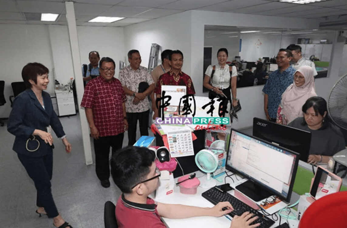 Ab Halim at China Press office (2)