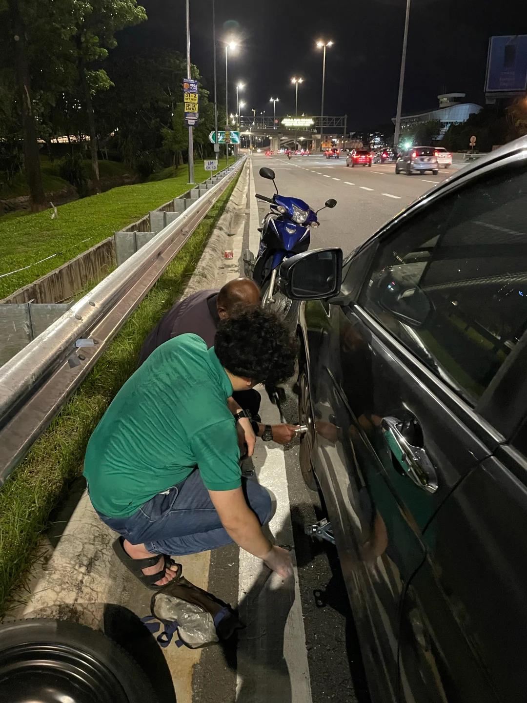 abang help change tyre