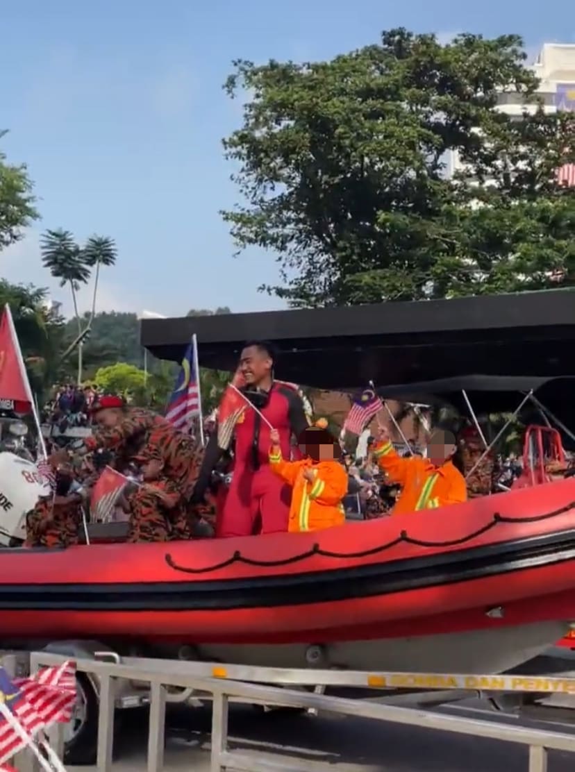 Kid Steals The Show By Showing Middle Finger Instead Of Mini Love During Merdeka Celebration