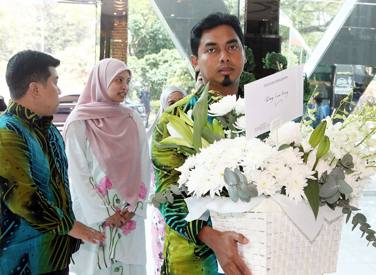 Agong's staff delivering wreath to Yap Shing Xuen's wake