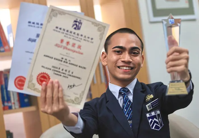 Ahmad Khidir showing his award and certifiAhmad Khidir showing his award and certificates he achievedcates he achieved