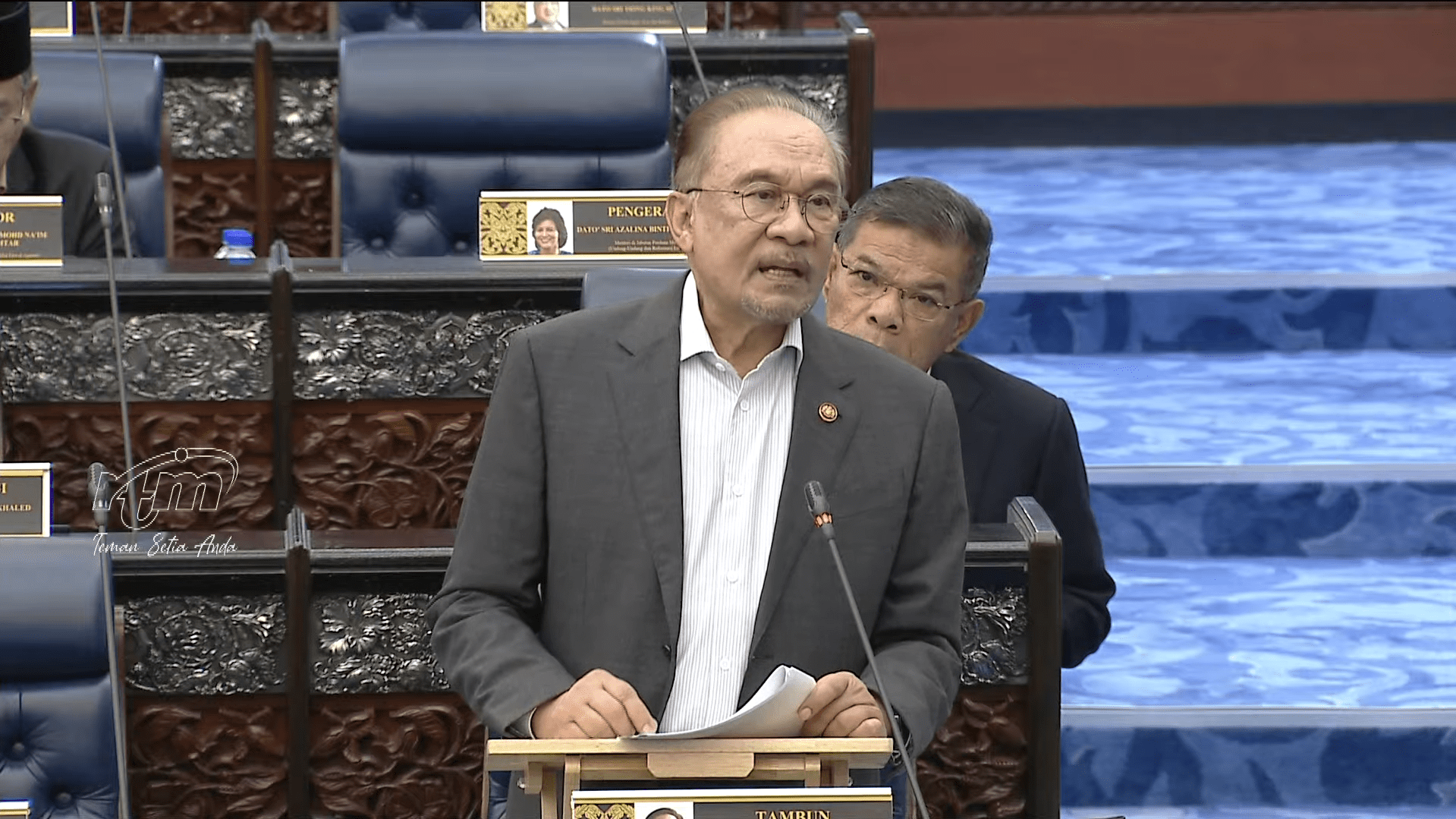 Anwar speaking about 800l quota in Parliament
