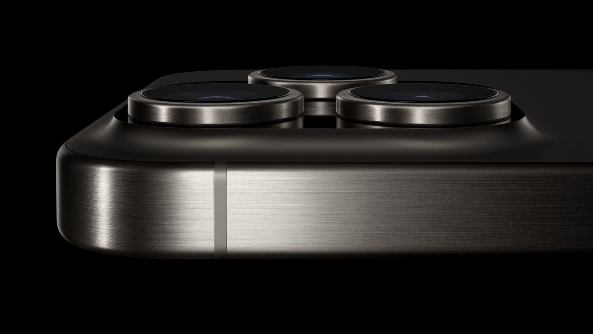 Apple-iPhone-15-Pro-lineup-camera-system-230912-min