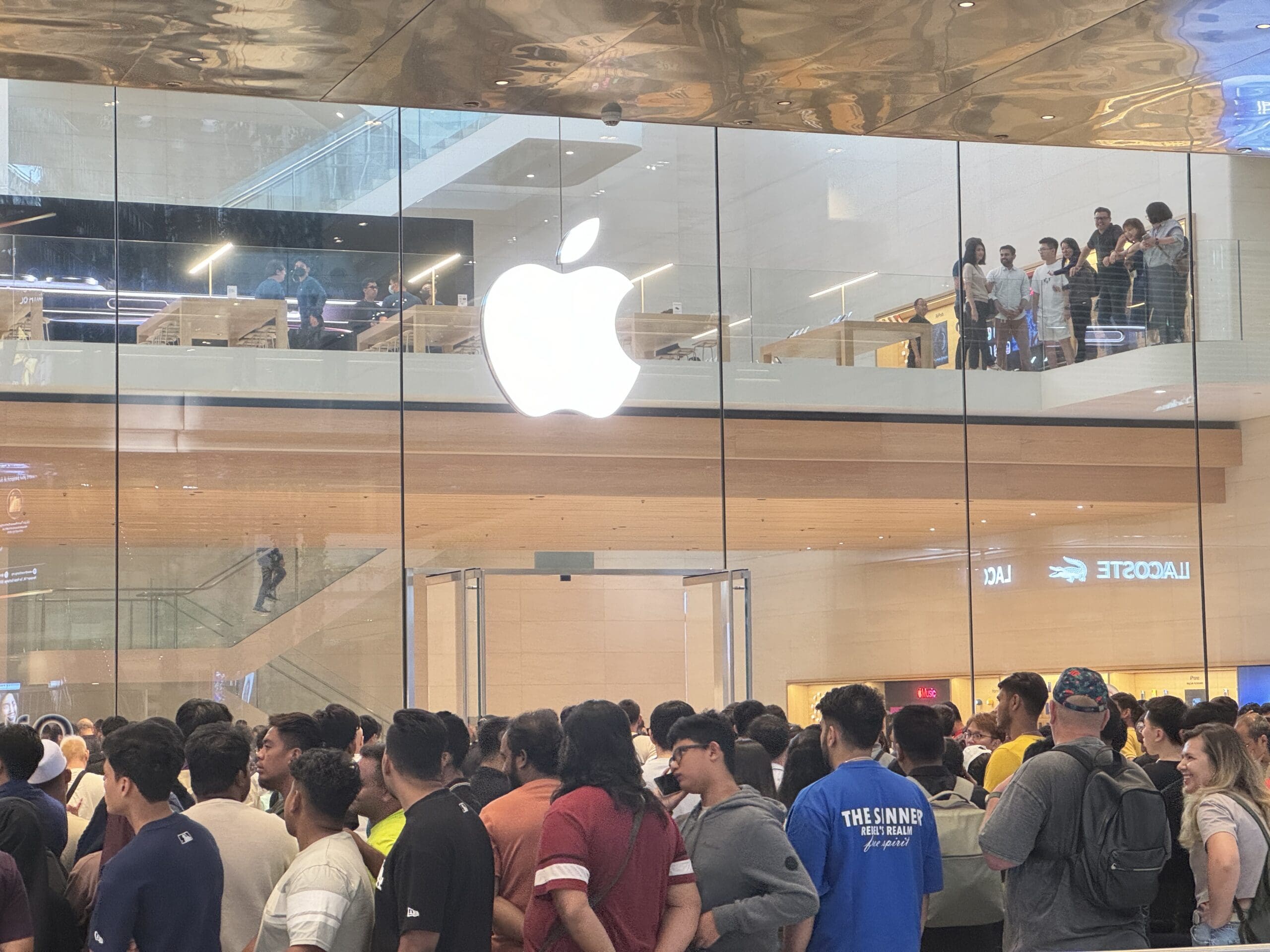 Apple TRX iPhone 16 Queue
