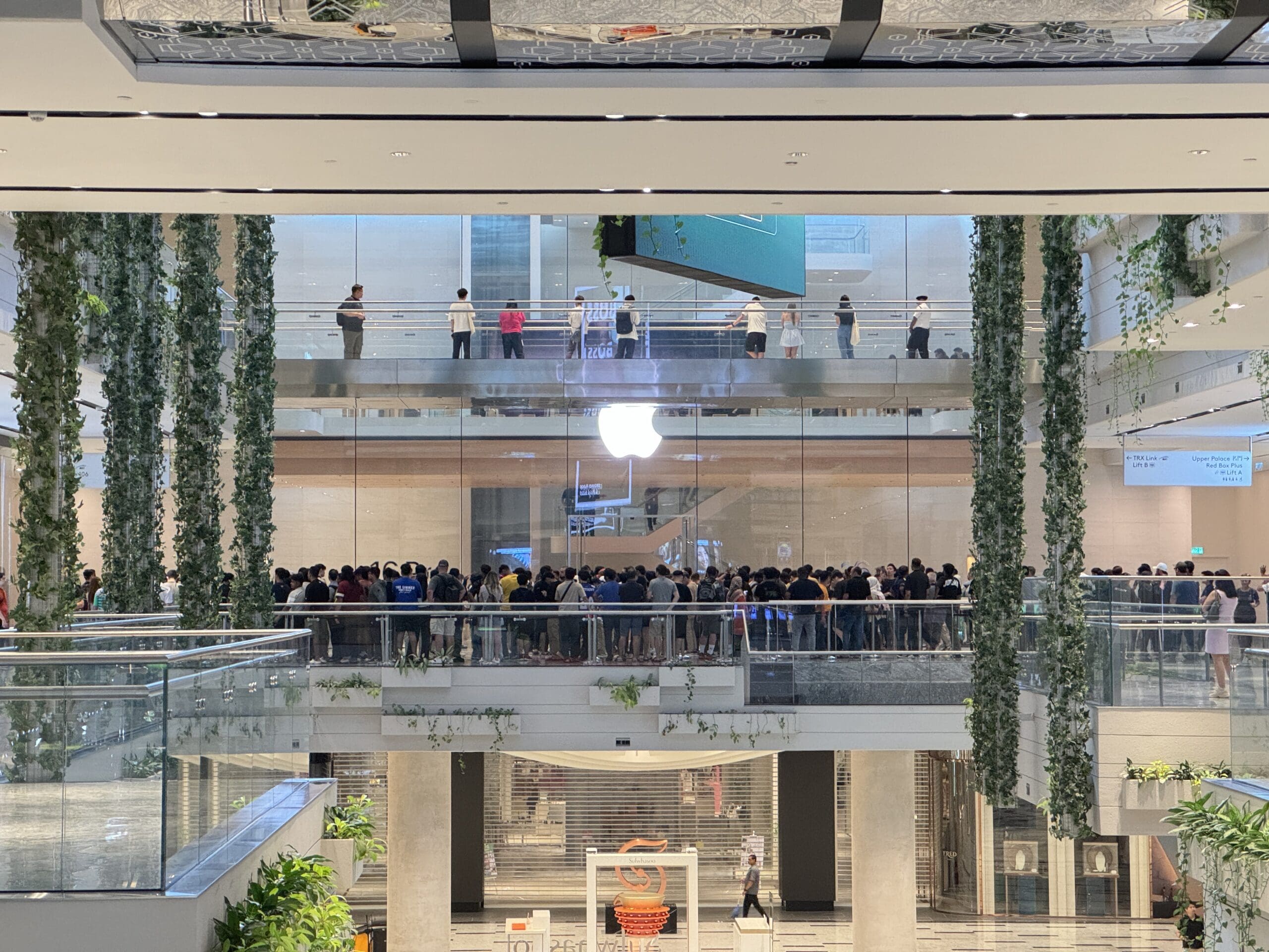 Apple TRX Store iPhone 16 Crowd on the first day