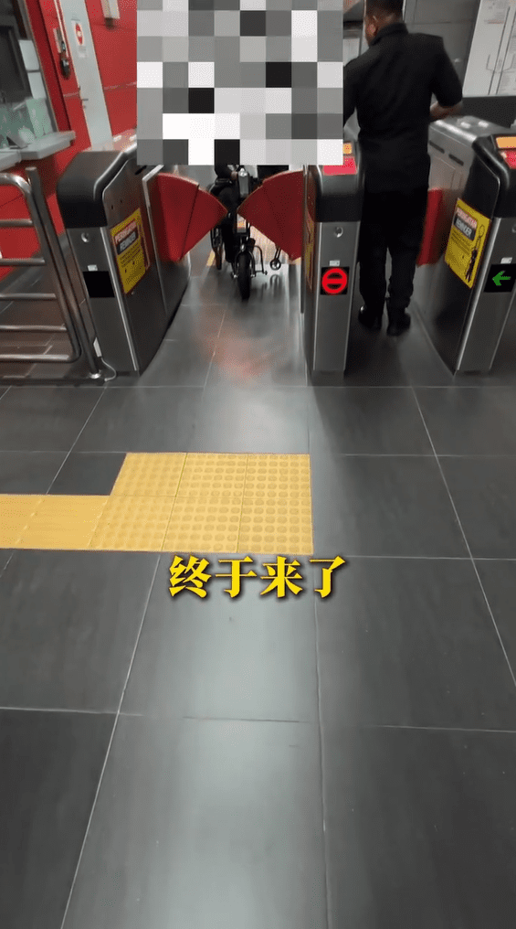 Auxiliary policeman helps OKU person at Puchong LRT station