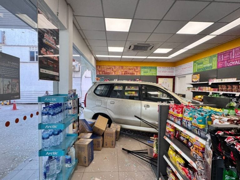 Avanza which crashed into petrol station mart