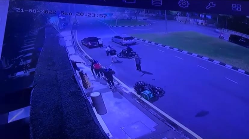 [VIDEO] Woman Gets Robbed By 2 Snatch Thieves In KL, Rescued By Group Of M'sians