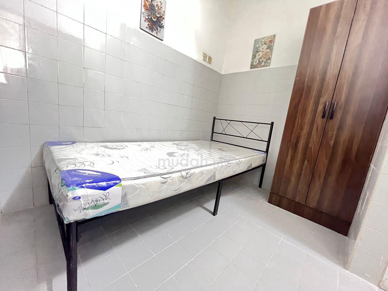 Bed with sink inside room KL (1)
