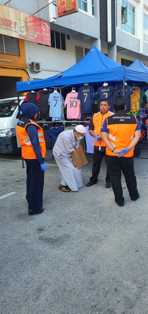 JKM officers approach beggar at Sri Jaya night market