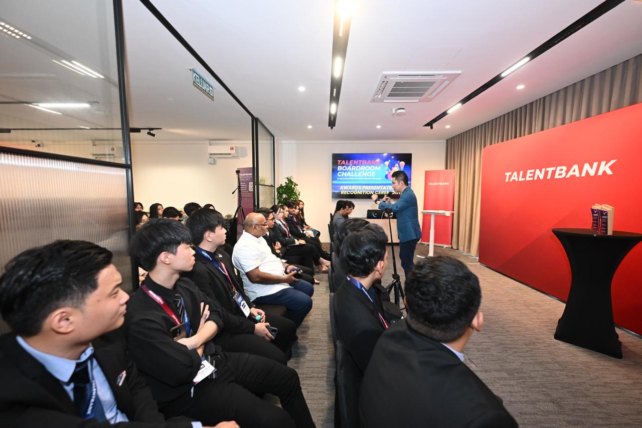 Ben Ho sharing insights with the finalists at the Talentbank Boardroom Challenge Grand Finale