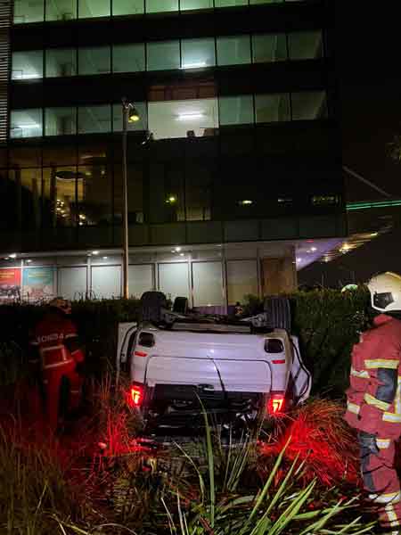 BMW falls off 2nd floor of parking lot Shah Alam