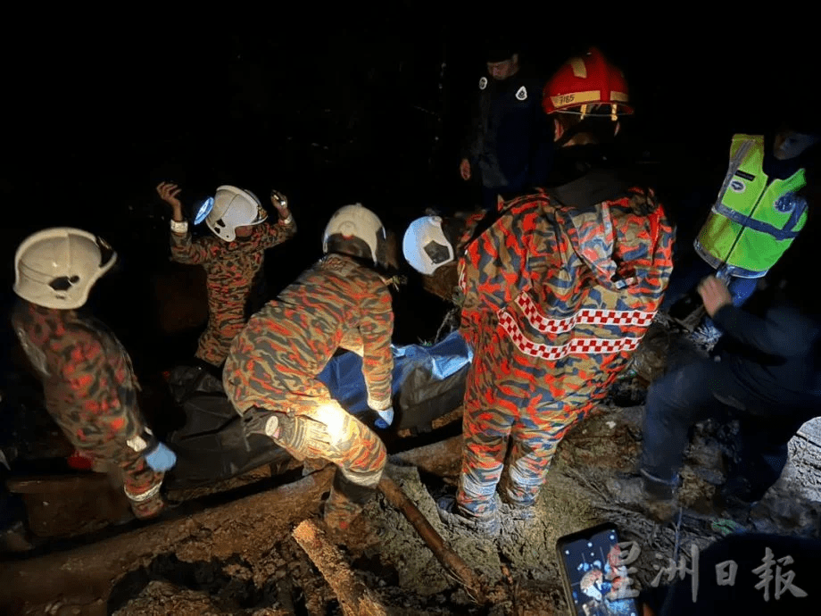 M'sian firefighters at the scene of landslide in Cameron Highlands