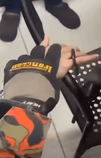 Bomba saving woman finger stuck (2)