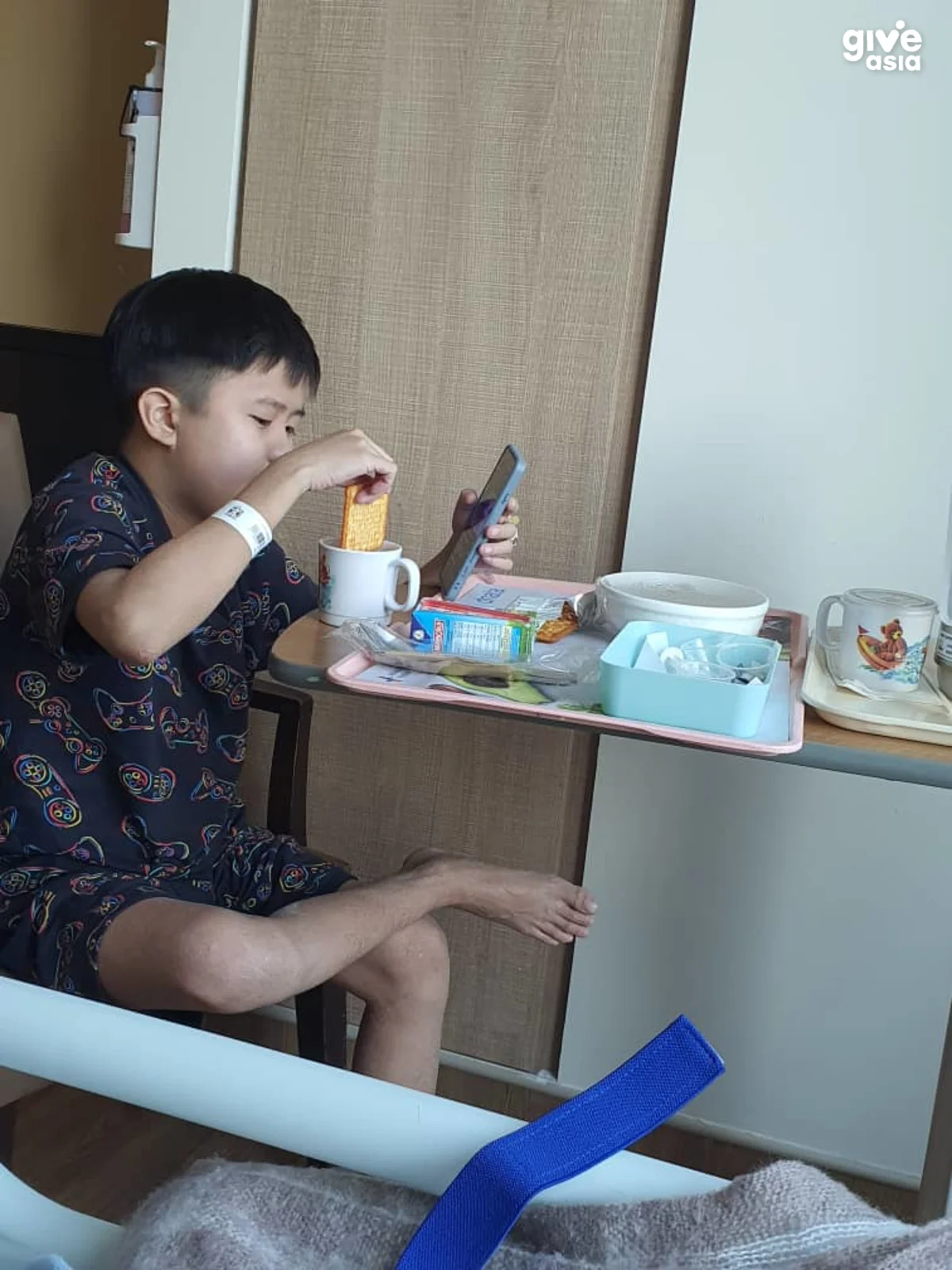 Boon Heng eating in Hospital
