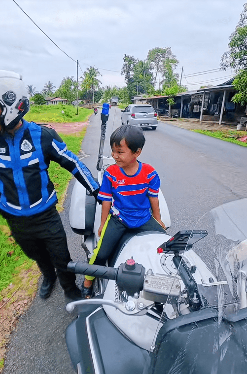 boys salute to police (2)