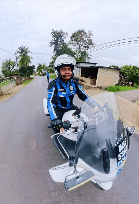 boys salute to police (3)