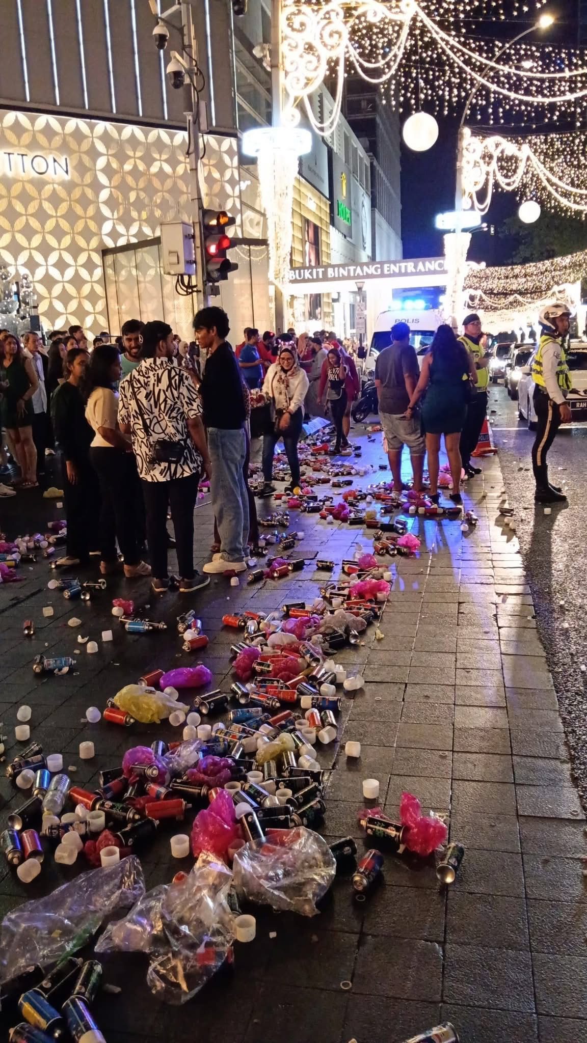 Bukit Bintang Littered After Christmas Eve Celebrations, DBKL Carries Out Cleanup