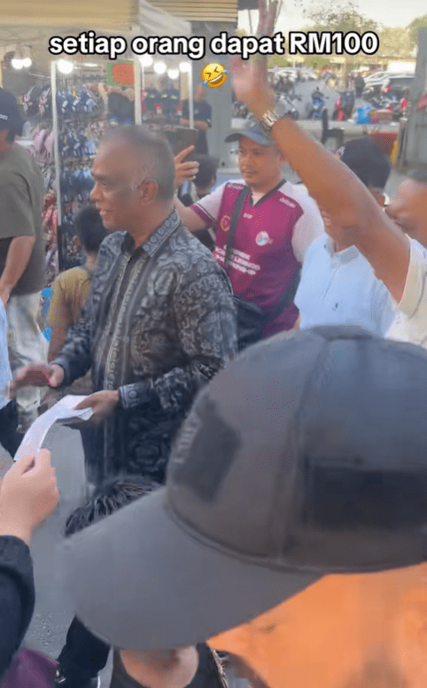 Businessman gives out RM100 2