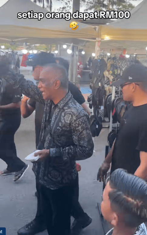 Businessman hands out RM100 1