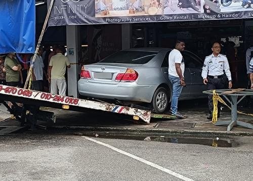 Car crashes to kopitiam 1