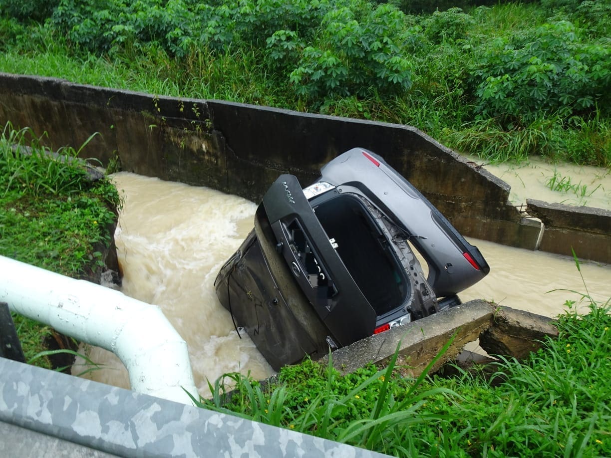 car stucked in Johor drain