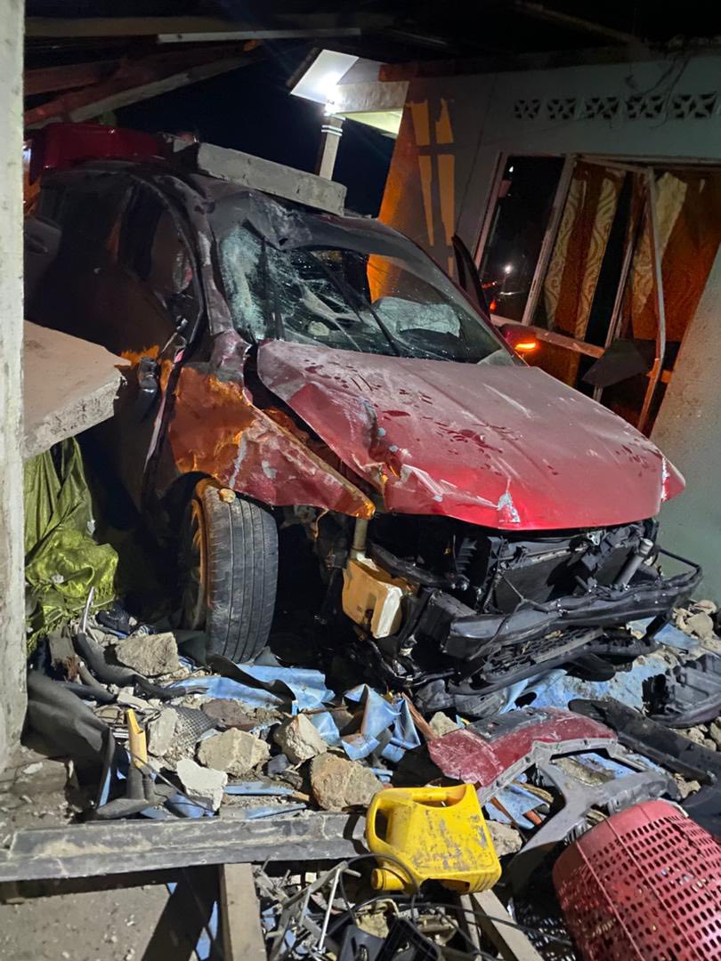 Car wrecks house in T'gganu (2)
